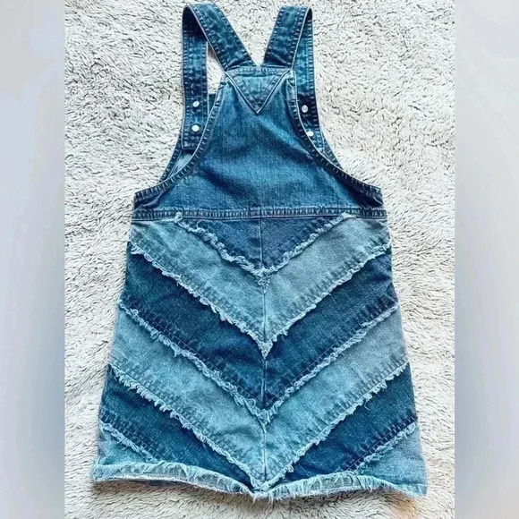 Disney Kids 2 Toned Denim Flower Embroidered Dress Size 6/6X💙 - Picture 2 of 6